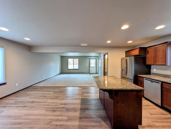 Building Photo - 3-Bed, 2.5-Bath Townhome w/ 2-Car Garage