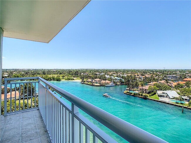 Foto del edificio - 2611 N Riverside Dr