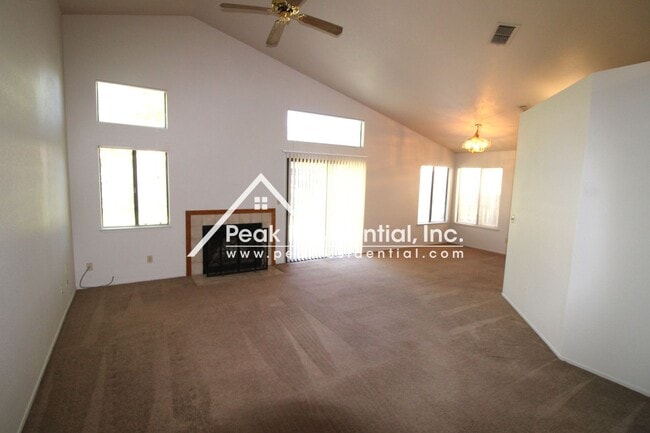 Building Photo - Spacious 3bd/2ba Elk Grove Home with 2 Car...