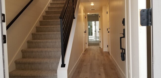 Foto del edificio - BRAND NEW TOWN HOME READY TO MOVE IN