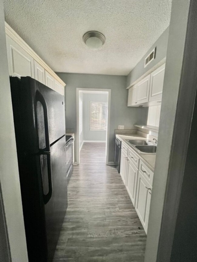 Building Photo - Adorable 3 bedroom 2 bath duplex, located ...