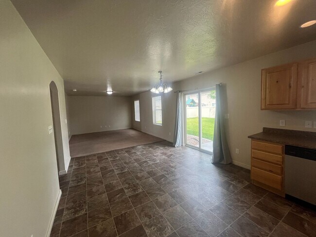 Building Photo - Lovely Home For Rent
