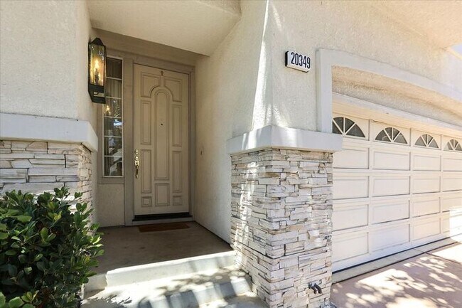 Building Photo - 4 bed/2.5 bath Single Family Home in Cuper...