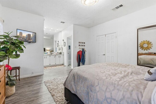 Foto del edificio - 10819 Crown Colony Dr