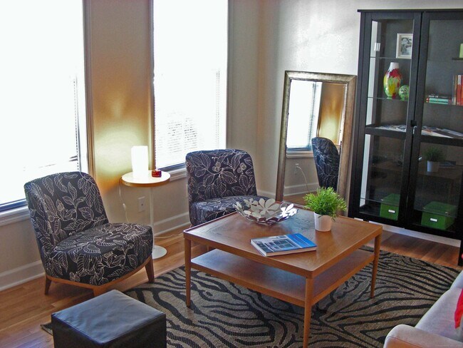 Foto del edificio - 4 Westwood Dr