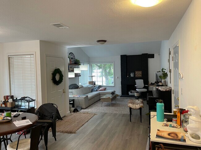 Foto del edificio - 34228 Siward Dr