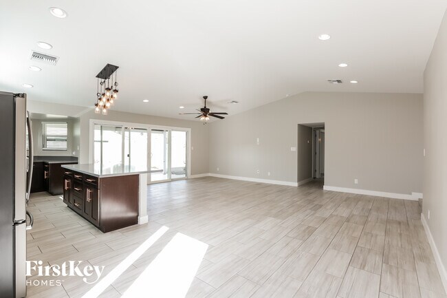 Foto del edificio - 1746 E Redfield Rd