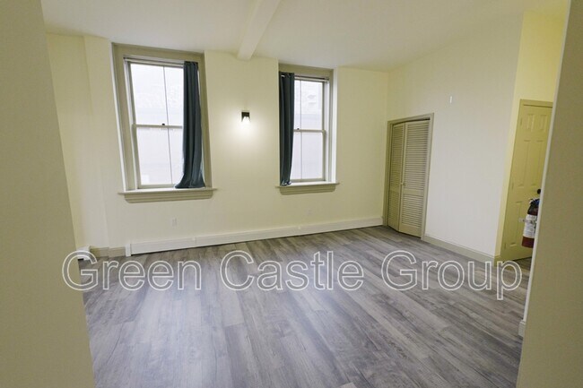Building Photo - 260 College St
