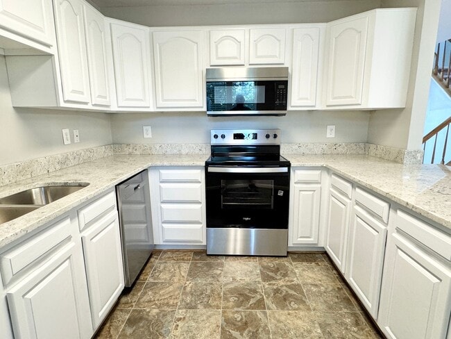 Building Photo - STAFFORD TOWNHOUSE - HANDY TO QUANTICO, SH...