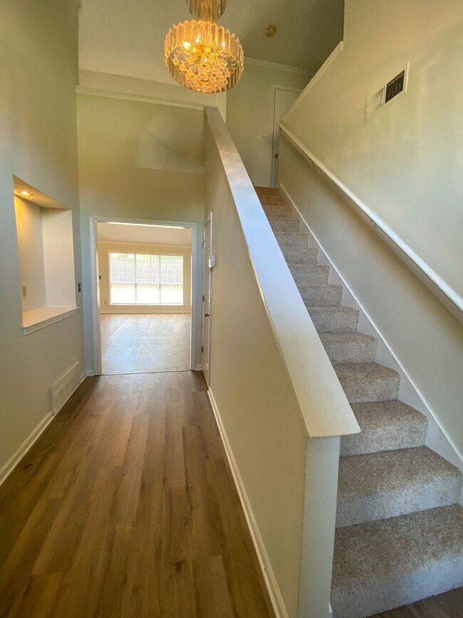 Building Photo - 5 bed, 3 bath home in Cordova