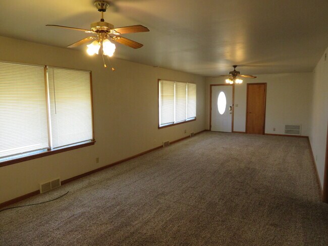 Foto del edificio - Beautiful Large Home On Approximately 2 Acres!