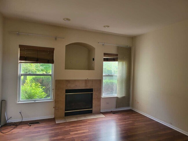 Building Photo - 392 Abington Woods Dr