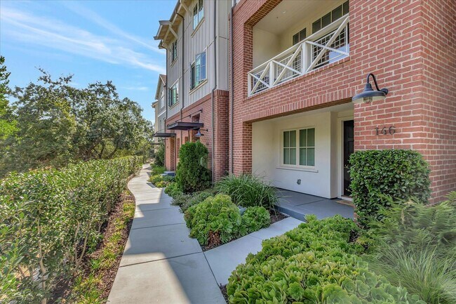 Building Photo - Beautiful Tri-Level 4 bedroom, 3.5 Bathroom, 2,150 SqFt Home in Downtown Campbell!