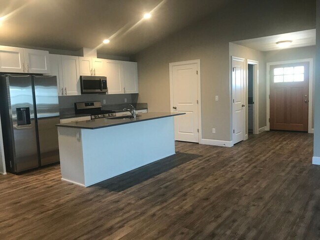Building Photo - Pet Friendly, Single Level 3 Bedroom Home ...