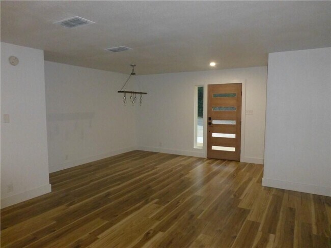Building Photo - 2409 Princeton Dr
