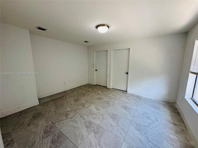 Foto del edificio - 605 NW 3rd Ave