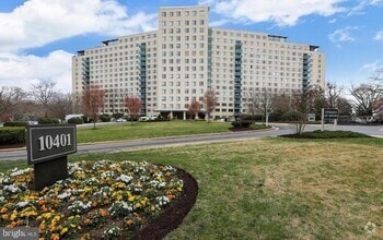 Building Photo - 10401 Grosvenor Pl