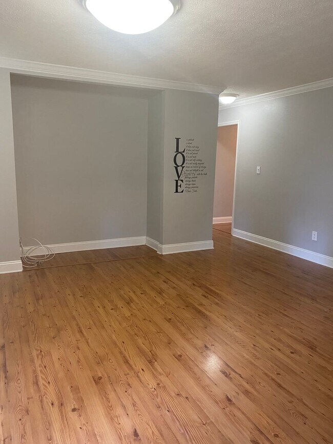 Building Photo - Beautiful 4 Bedroom Brick Home in the Hear...