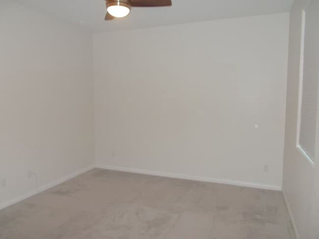 Foto del edificio - 1401 Cattail Falls St