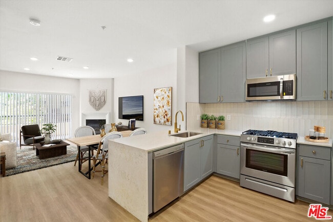 Building Photo - 1901 N Buena Vista St