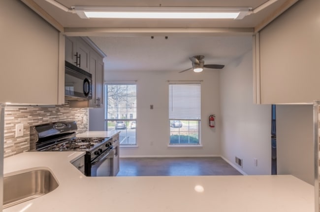 Foto del edificio - 1101 Doolittle Dr