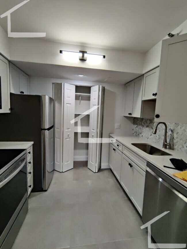 Building Photo - 1731 Beacon St