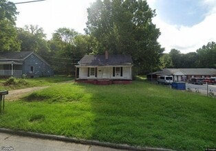 Building Photo - 300 Holmes St