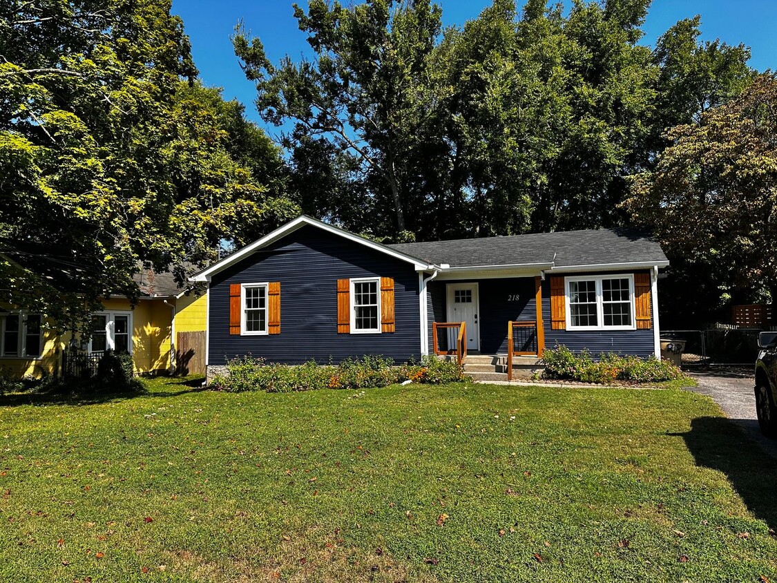 Primary Photo - Adorable Woodbine House with Large Flat Ya...