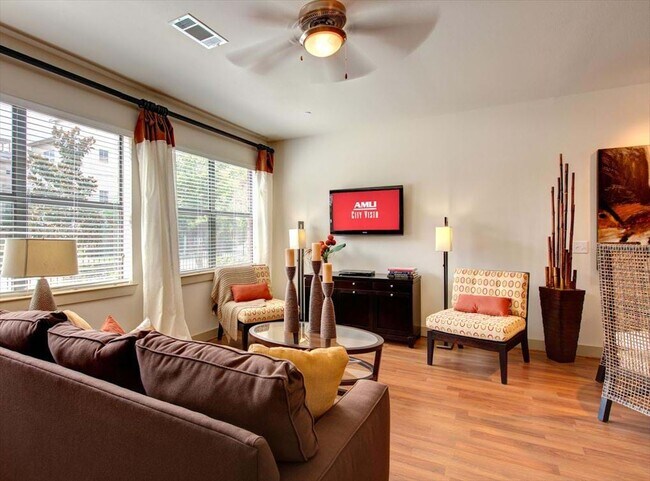 Foto del edificio - Spacious 2 Bedroom Home: Stylish Urban San...