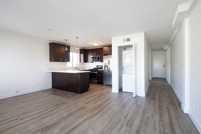 Building Photo - Beautiful Bird Rock 1 Bedroom with Washer/...