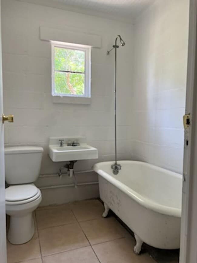 Building Photo - Studio For Rent at 318 1/2 Pearl St. Lake ...
