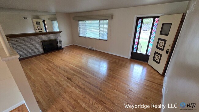 Foto del edificio - Charming Mid-Century 2BR Home with Sunroom, Fireplace & Fenced Yard