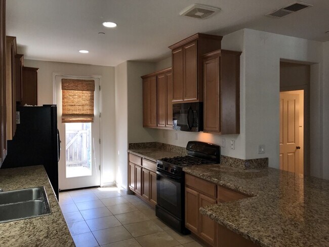 Building Photo - Beautiful East Davis home available Septem...