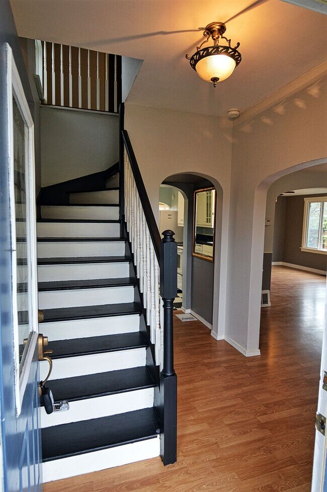 Building Photo - Classic Tacoma Craftsman; Centrally Located!