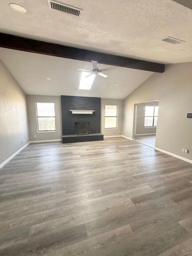 Foto del edificio - 3 Bedroom 2 Bathroom Available ASAP!