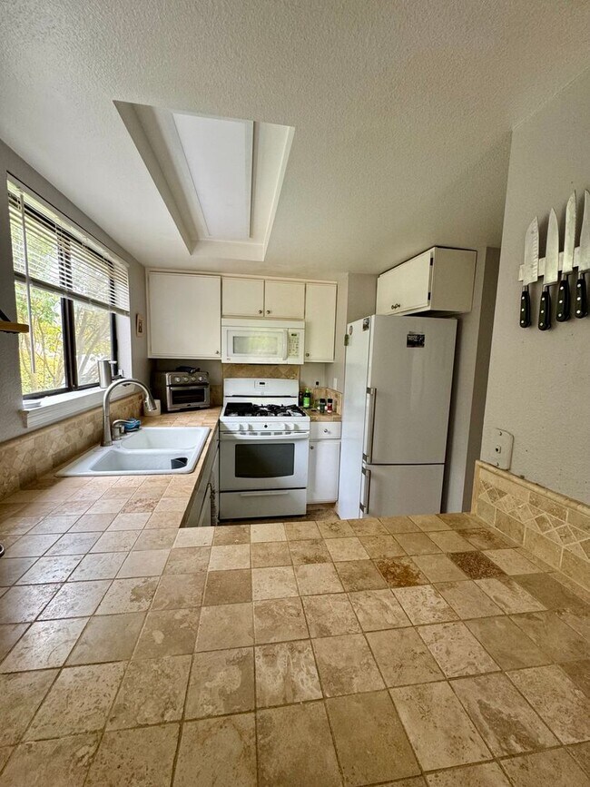 Building Photo - Condo in Central SLO backing on Open Space