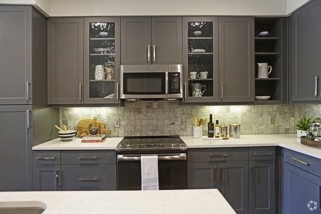 1BR,1BA - 702SF - KITCHEN - The Braden on Fifth