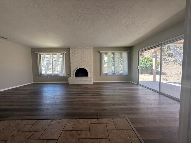 Foto del edificio - Beautiful Canyon Crest Home