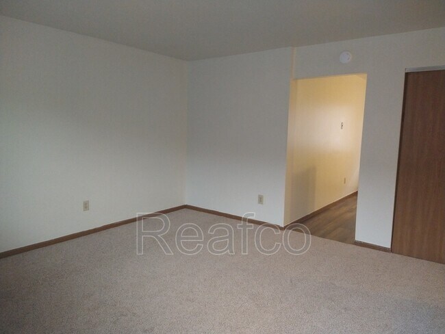 Building Photo - 2460 Hiawatha St