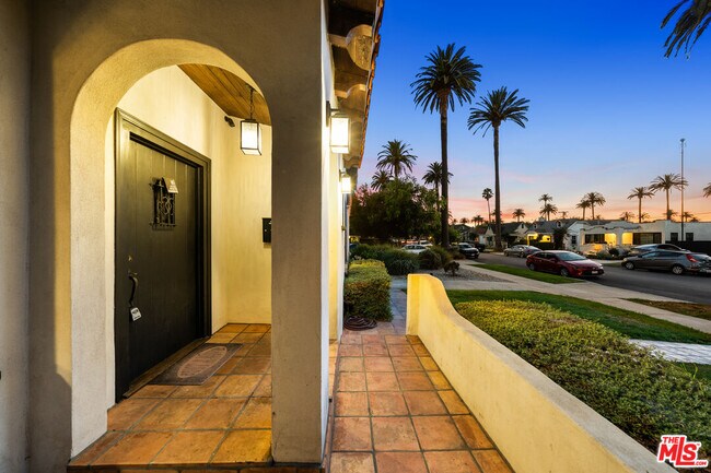 Foto del edificio - 2624 S Palm Grove Ave