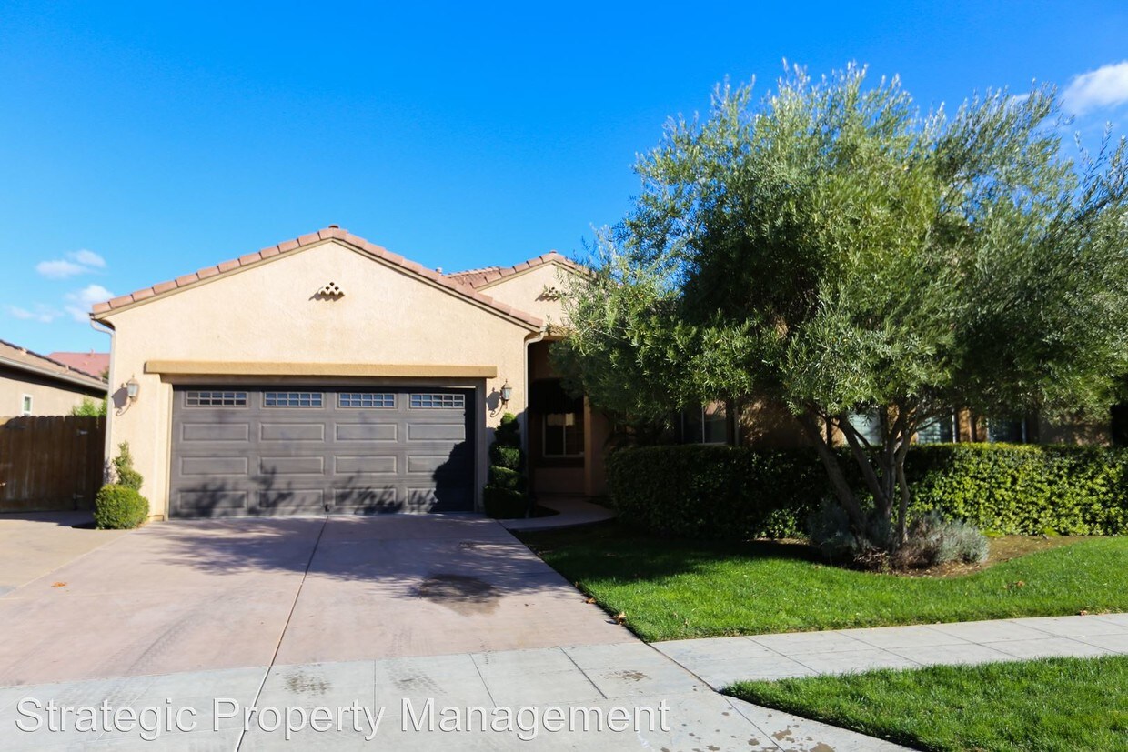 Primary Photo - 5848 N La Paz Ave