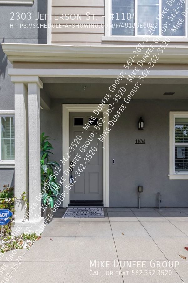 Building Photo - 3 Bedroom Townhome in Old Torrance Area