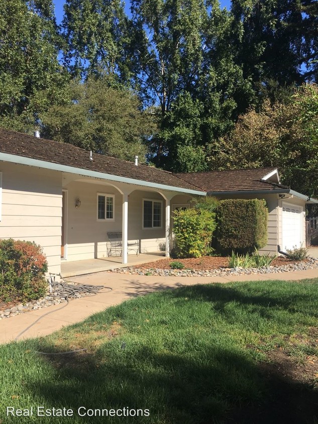 Primary Photo - 215 1/2 Navarra Dr