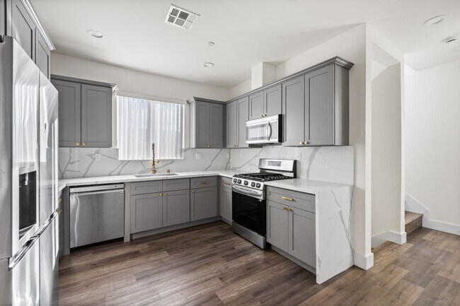 Foto del edificio - A beautifully designed and renovated 4 bed / 4 1/2 bath townhome located in the desirable Sawtell...