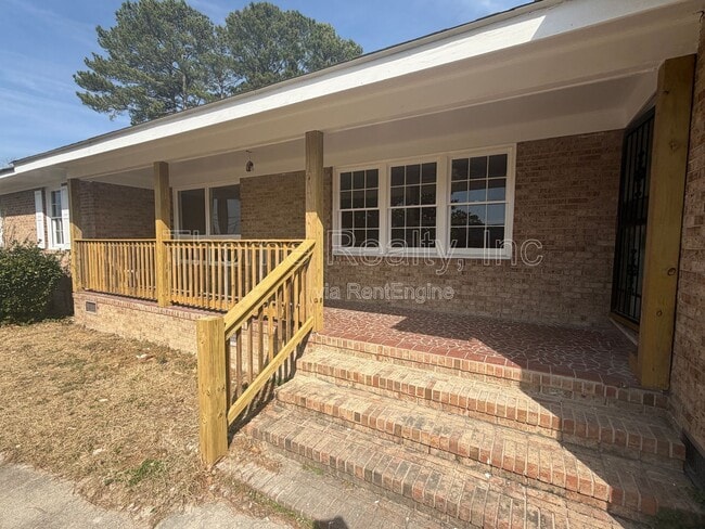Building Photo - 1600 King Cir