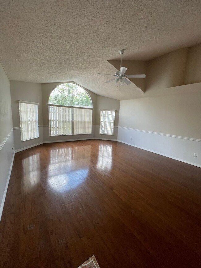 Foto del edificio - Condo for rent -3 Bed, 2 Bath Condo in Royal Palm Bay