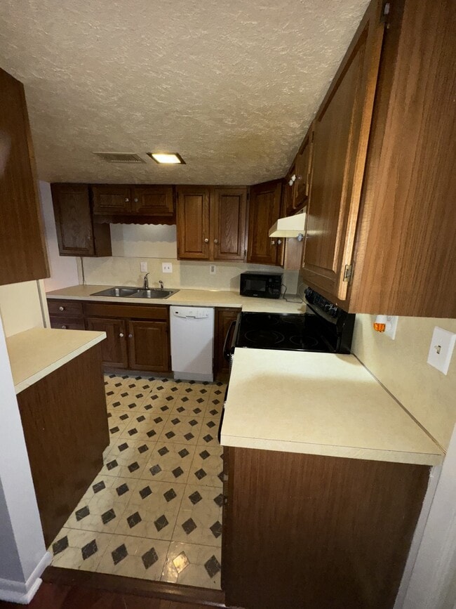 kitchen - 120 S 38th Ave