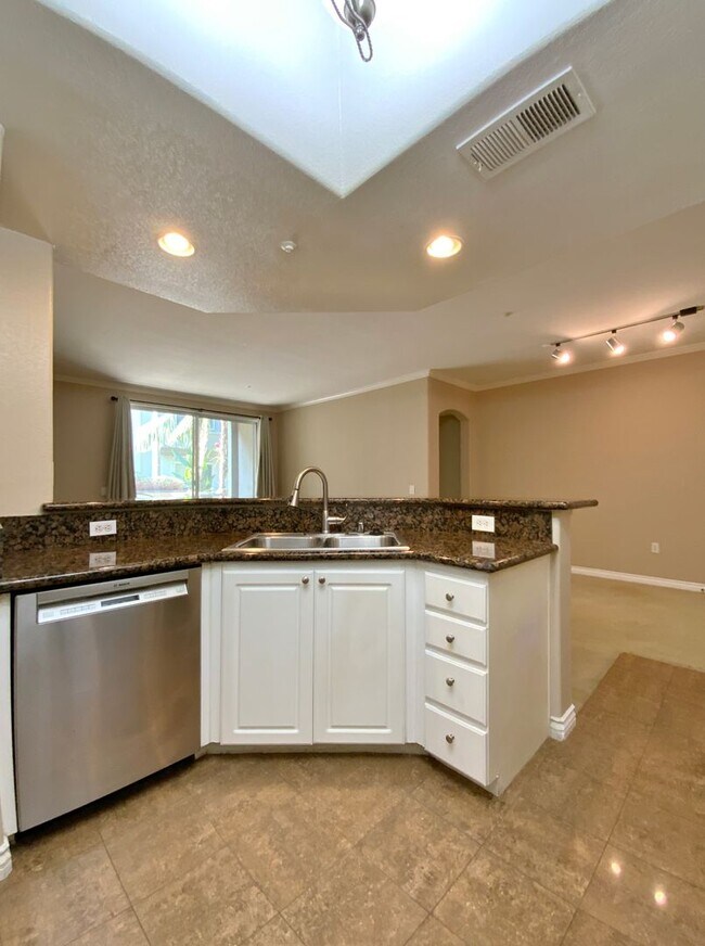 Foto del edificio - Spacious Condo in Regents w/Laundry, Parki...