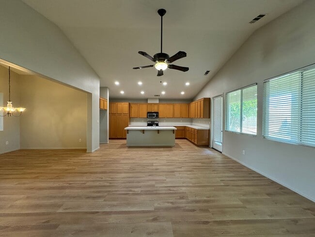 Building Photo - Stunning four bedroom in 93312!