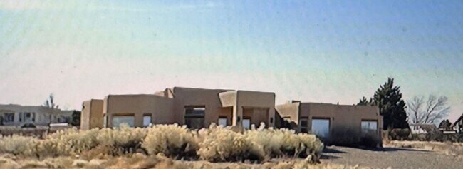 Foto del edificio - Luxuary Home in N. Alb Acres 2200/sf 3/bd 2/ba 2/cg